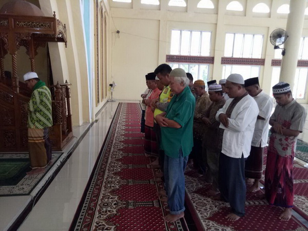 Kapolsek Perhentian Raja Gandeng Warga Lakukan Sholat Ghaib